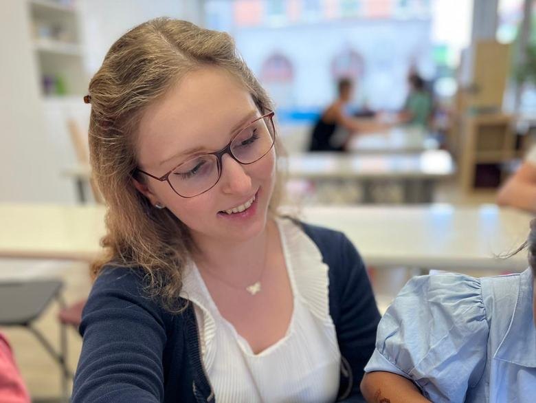 Caroline Hein im LernRaketen-Lerncenter beim Lernen mit einem Kind